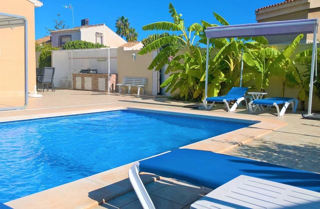 Luxury Villa south facing-Beach 500m-Private heated pool-English TV-WiFi-BBQ