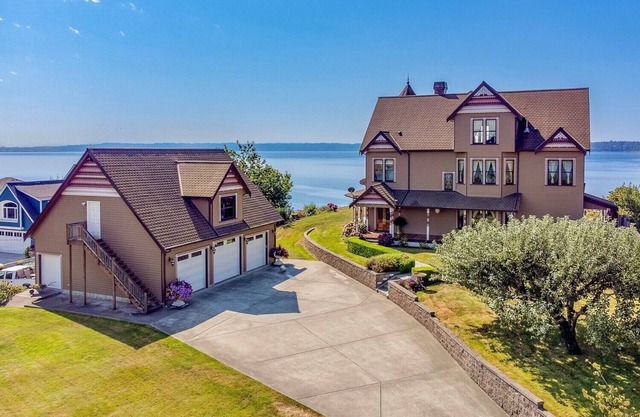 Luxury Victoria Home Bayfront w/Private Beach in the Heart of the City!