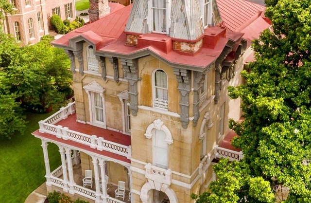 Luxury victorian home with private parking and courtyard