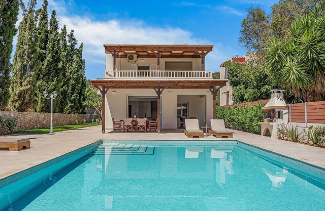 Luxury Villa Hera with private pool and beautiful garden with lawns. Sisi, Crete