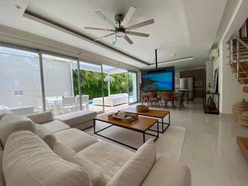 Luxury Villa Pool and BBQ in San Juan Lakes Los Colales RD