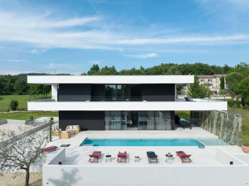 Luxury Villa She for 6 people with 61 m2 private pool, playground & activities on-side for adults and kids