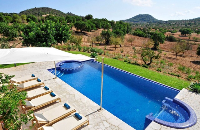 Luxury villa with infinity pool & jacuzzi