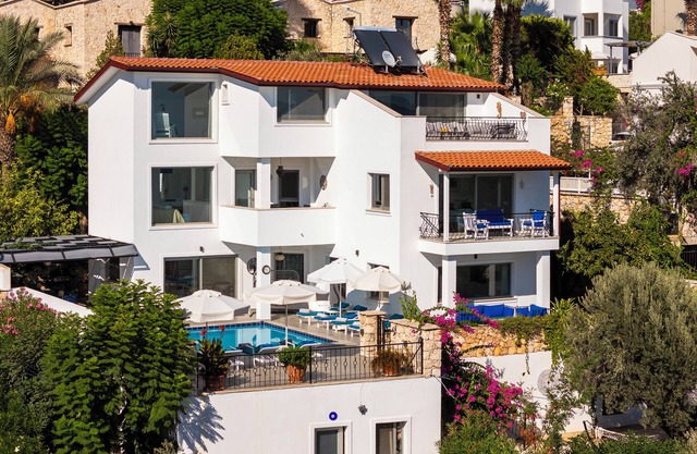 Luxury Villa With Large Private Pool And Sea Views