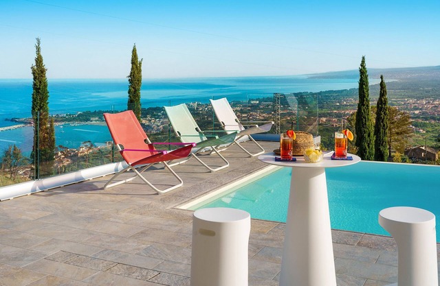 Luxury villa with pool in Taormina