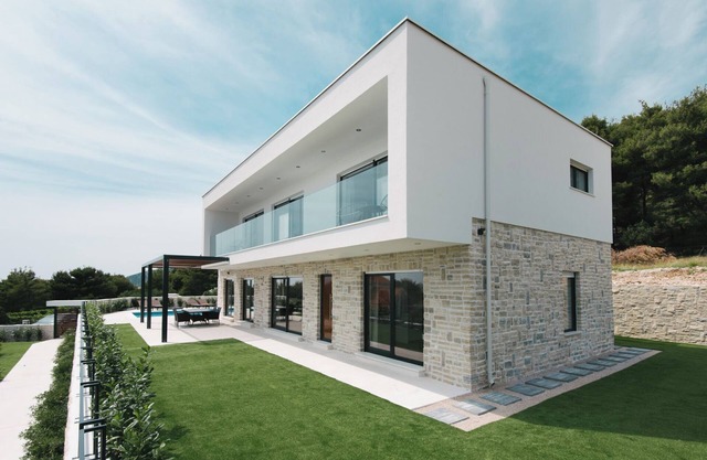 Luxury villa with sea view and pool to relax in