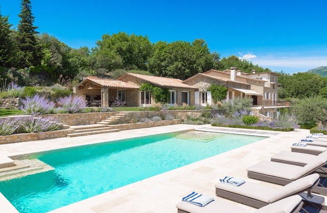 Luxury villa with stunning sea views in quiet location