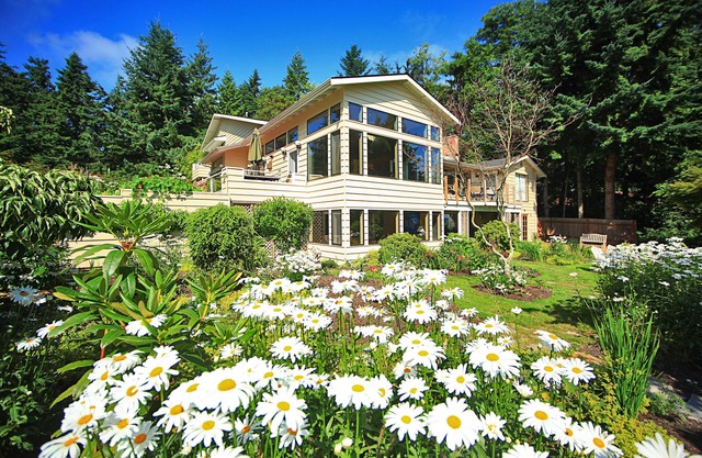 Luxury waterfront home - piano, billiards, fireplace, gourmet kitchen and more!