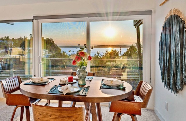 Luxury Waterview Home l Work-Friendly Retreat