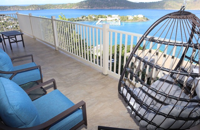 Luxury with Amazing Ocean Views, near pool and restaurant. D24