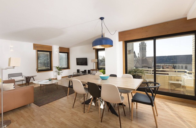 LV Premier MQ2- View, AC, elevator, balcony