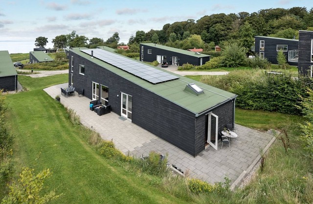 "Lyly" - 100m from the sea by Interhome