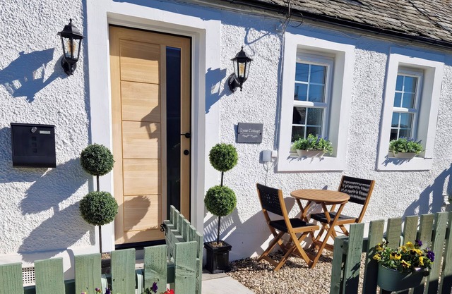 LYNE COTTAGE, THE RETREAT, romantic, with open fire in Romanno Bridge