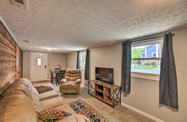 Lynn Dog-Friendly Abode with Mountain Views!