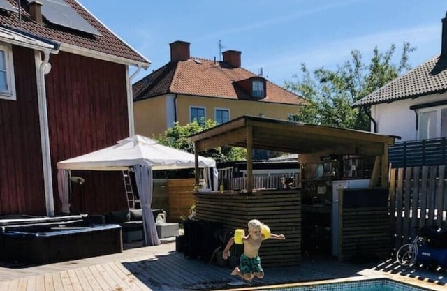 Lyxig Central Villa med Extra Allt. Pool, Utekök