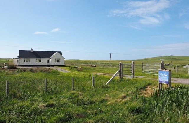 MACHAIR COTTAGE, pet friendly, with a garden in Lochmaddy, North Uist