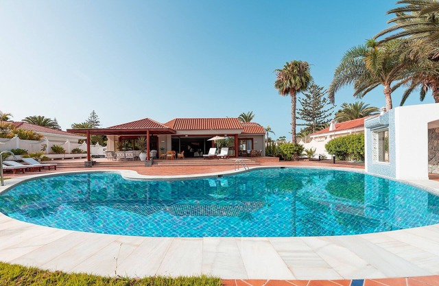 Magic house with private pool, sauna and games