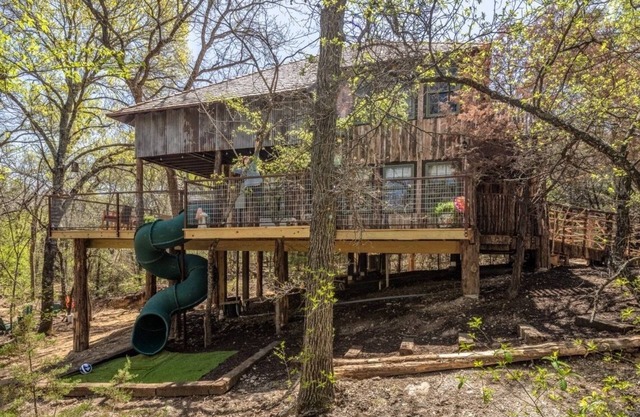 Magical Treehouse on the Brazos River with spiral slide off the deck! 350 acres! Tubing!
