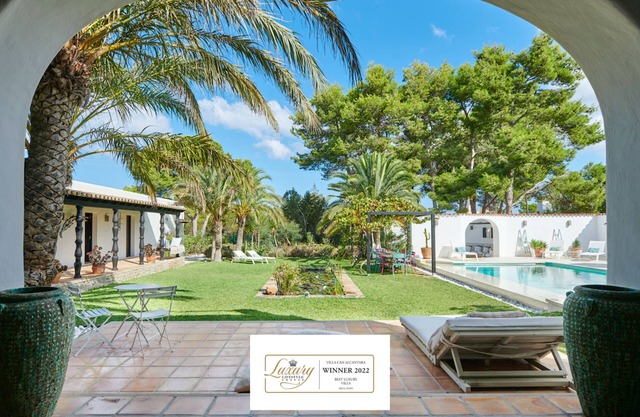 Magnificent large charming villa near the beach