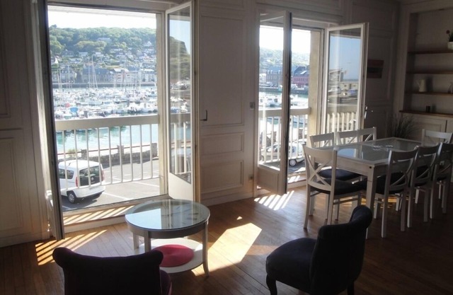 Magnificent 100 m² gîte with harbour, sea and cliff views, classified 3*.