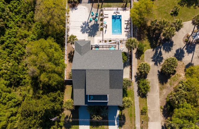Magnificent 6br/6bth home w/IN-GROUND HEATED POOL & Luggage Lift!