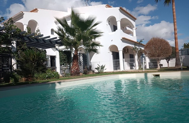 Magnificent detached villa with pool close to shops