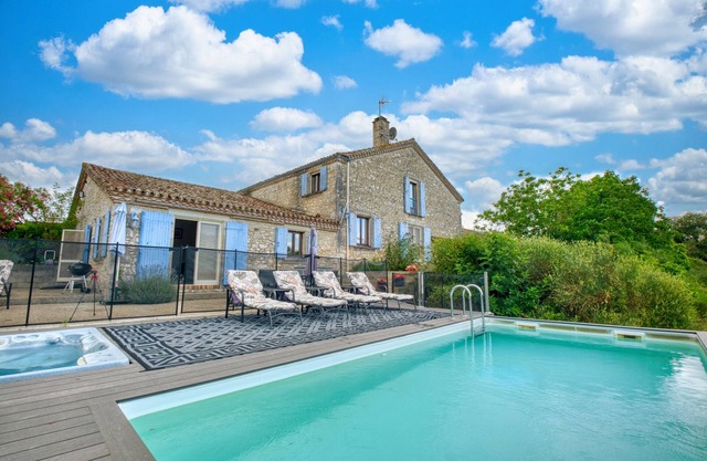 Magnificent House with Private Pool, Jacuzzi, and Exceptional Sunsets