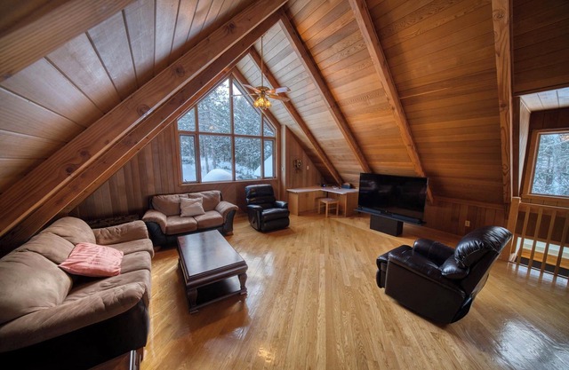 Magnifique Chalet sur le Lac, Terrain Boisé et Ruisseau, spa et Salle de jeu
