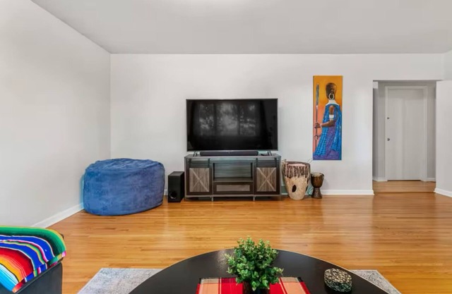 Main floor of house, 10 min from downtown calgary, 8 min from Peter Laugheed