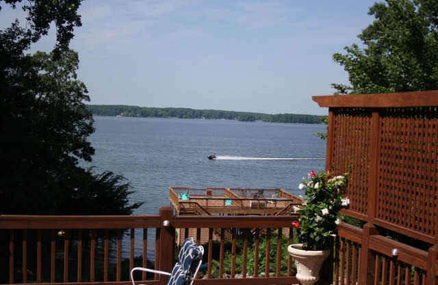 Main Lakefront Family Home, Beach, Kayaks/SUPs, Boat Slip, Dog Friendly