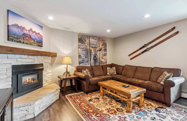 Main St Condo with Fireplace & Mountain Views
