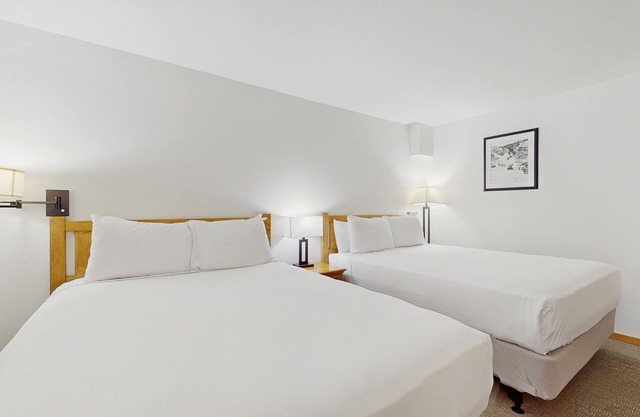 Main St. studio - pool & hot tub - walk to lifts, dog-friendly, third floor