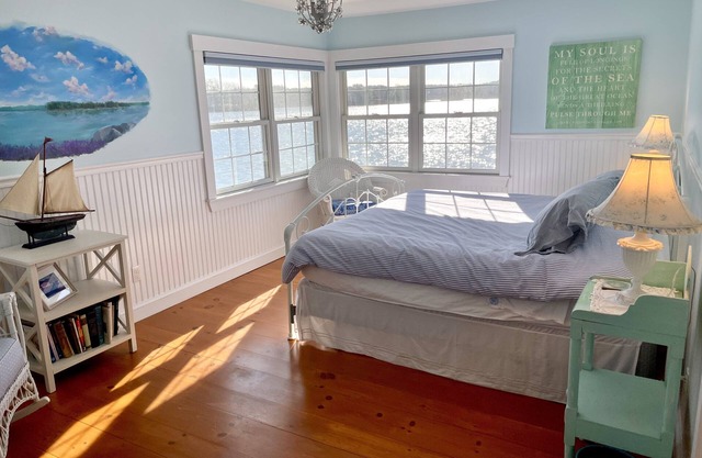 Maine Waterfront Cottage: Nestled on an acre of land, with 500ft of shore front