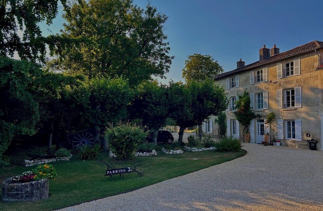 Maison 18e Siècle Avec son Parc au Bord de la Rivière à 5 Minutes du Futuroscope