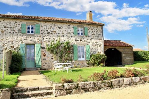 Maison accueillante avec vue sur le lac à Moncoutant