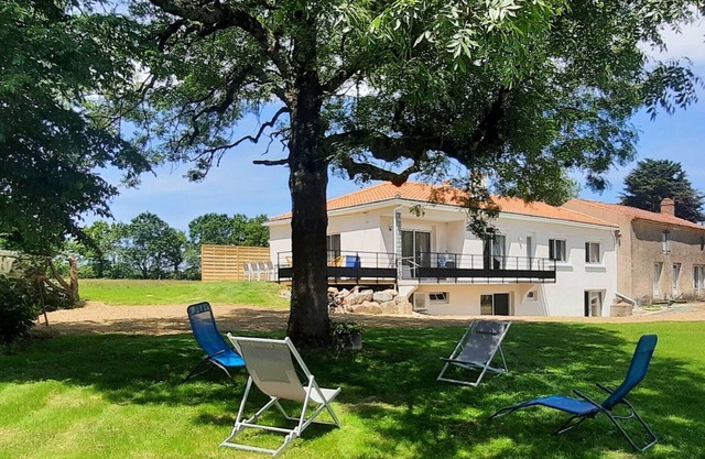 Maison au Bord du Lac de Moulin Papon, 8/10 Pers, Lumineux et Tout Équipé