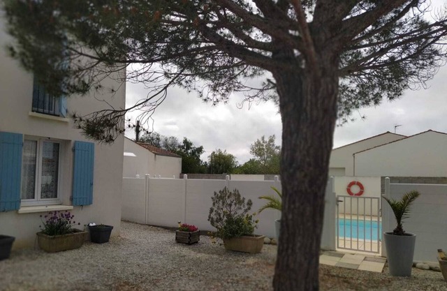 Maison au Calme Près de Château D'oléron Avec Piscine et Parking
