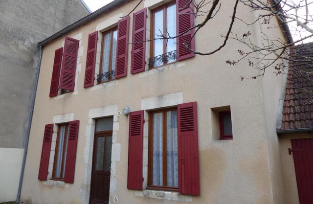 Maison avec Cour, 4 Chambres, Parking, Proche Commerces et Loisirs à 8km de Vichy - FR-1-489-248