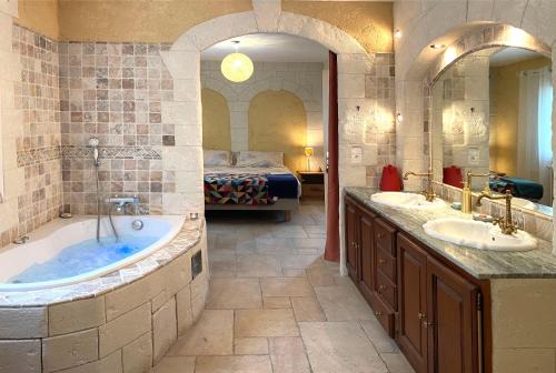 Maison avec 2 appartements, jacuzzi et accès privé à la rivière