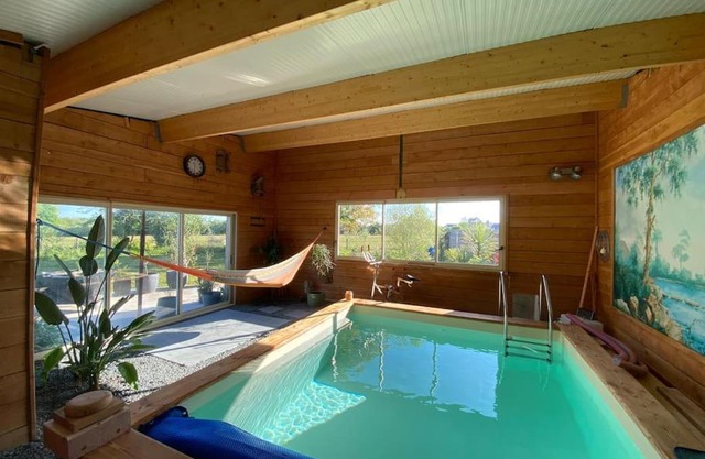 Maison avec piscine intérieure chauffée,sauna, et billard