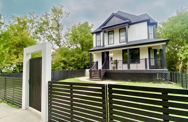 Maison Blanc Noir - Victorian Estate with Two King Beds