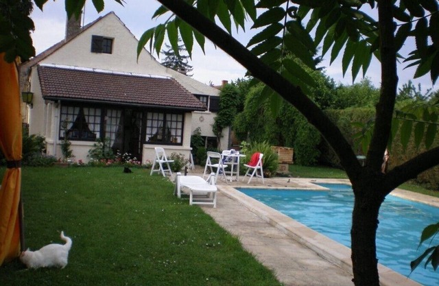 Maison Briarde sleeps 6, heated pool, private garden, private parking