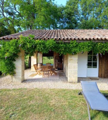 Maison charmante avec jacuzzi à Saint-Ciers-de-Canesse