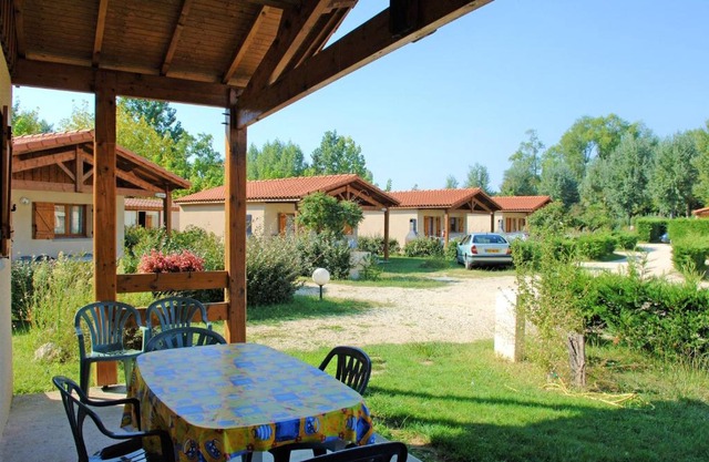 Maison de 2 chambres avec piscine partagee terrasse amenagee et wifi a Estang
