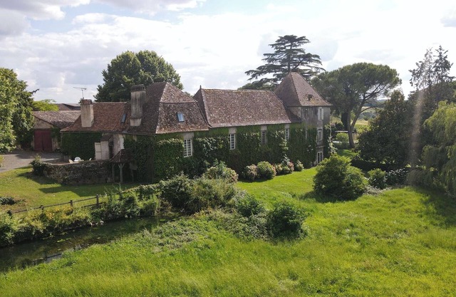 Maison de maitre with beautiful views over the vineyards. Large swimming pool.