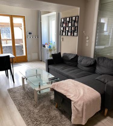 Maison de ville à 3 kilometre du centre de cognac , jacuzzi privée et disponible sur place