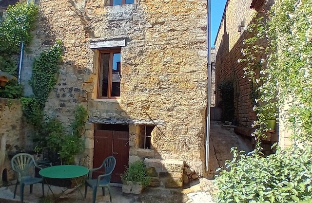 Maison de Ville Rénovée Avec Cour, au Cœur de la Bastide de Domme
