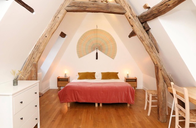 Maison Emily in Senlis, In the Heart of Senlis.