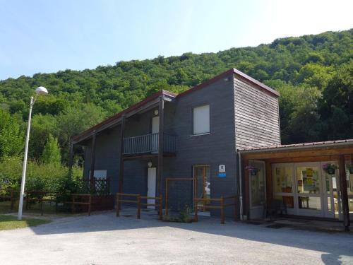 Maison en bois au bord du canal avec terrasse et jeux - FR-1-611A-3