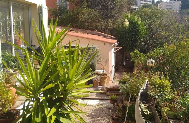 Maison en Fond de Jardin Dans un Vallon Près de la Corniche
